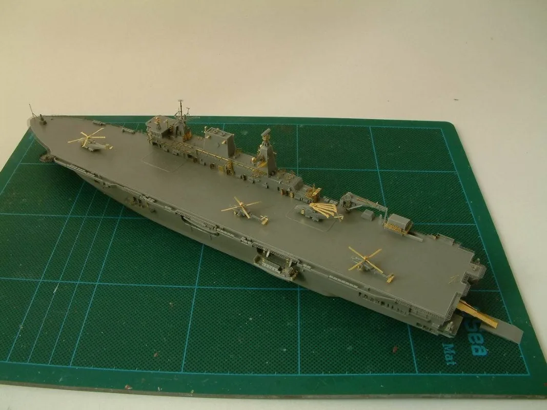 1/700 Resin kit N07-030 HMS Ocean L12 Royal Navy Amphibious Assault Ship