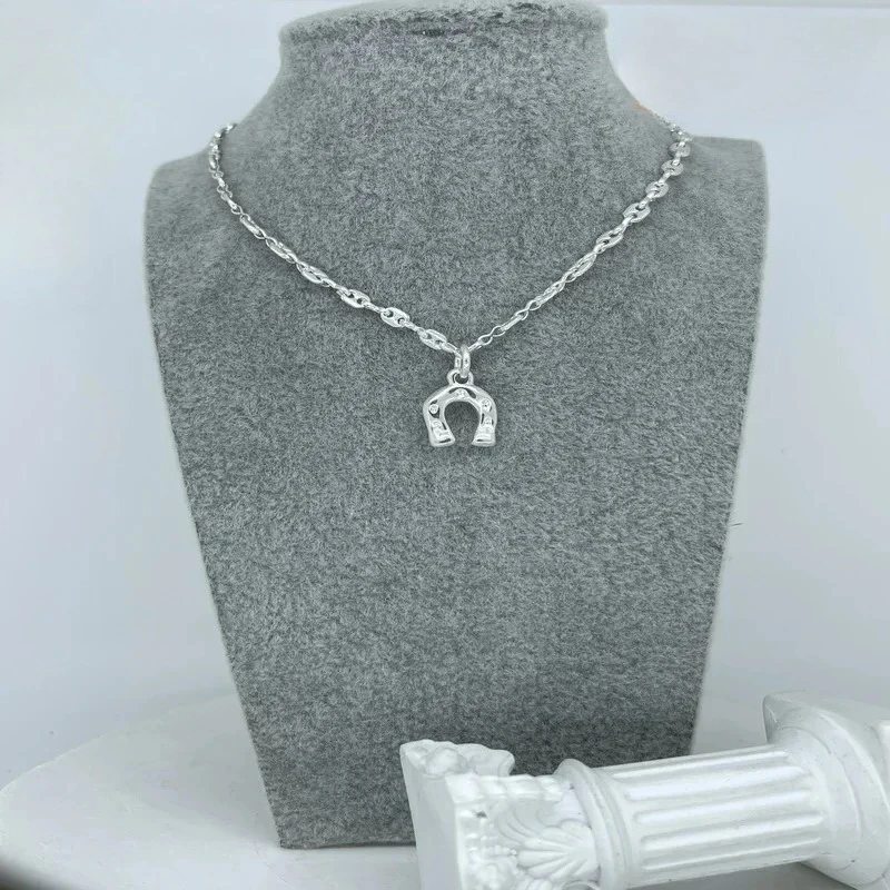 

Beautiful and creative design, silver horseshoe buckle necklace, women's accessories, give friends party gifts