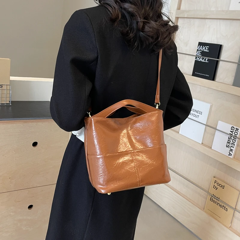 

Дизайн 2025 года, новые однотонные простые сумки на плечо из искусственной кожи, модные универсальные сумки через плечо большой вместимости для женщин