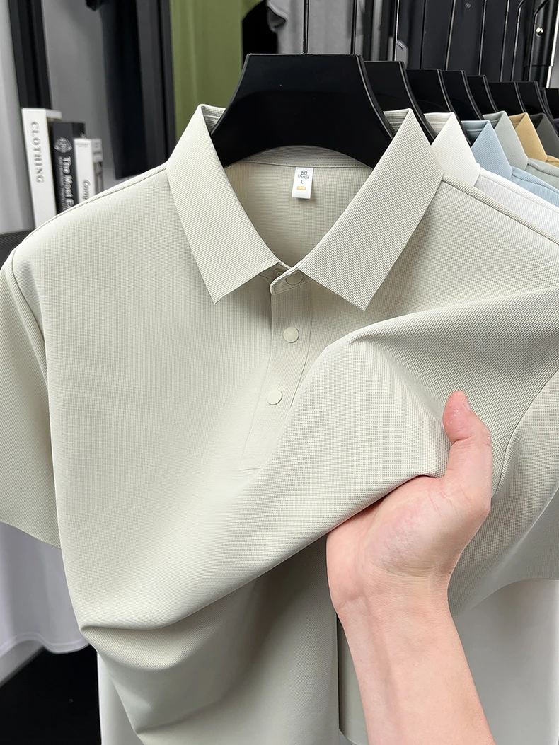 Hochwertiges Eisseide-Kurzarm-Poloshirt für Herren, klassisches einfarbiges, atmungsaktives Business-Casual-T-Shirt, neues Luxus-Oberteil für den Sommer. – Detail 5