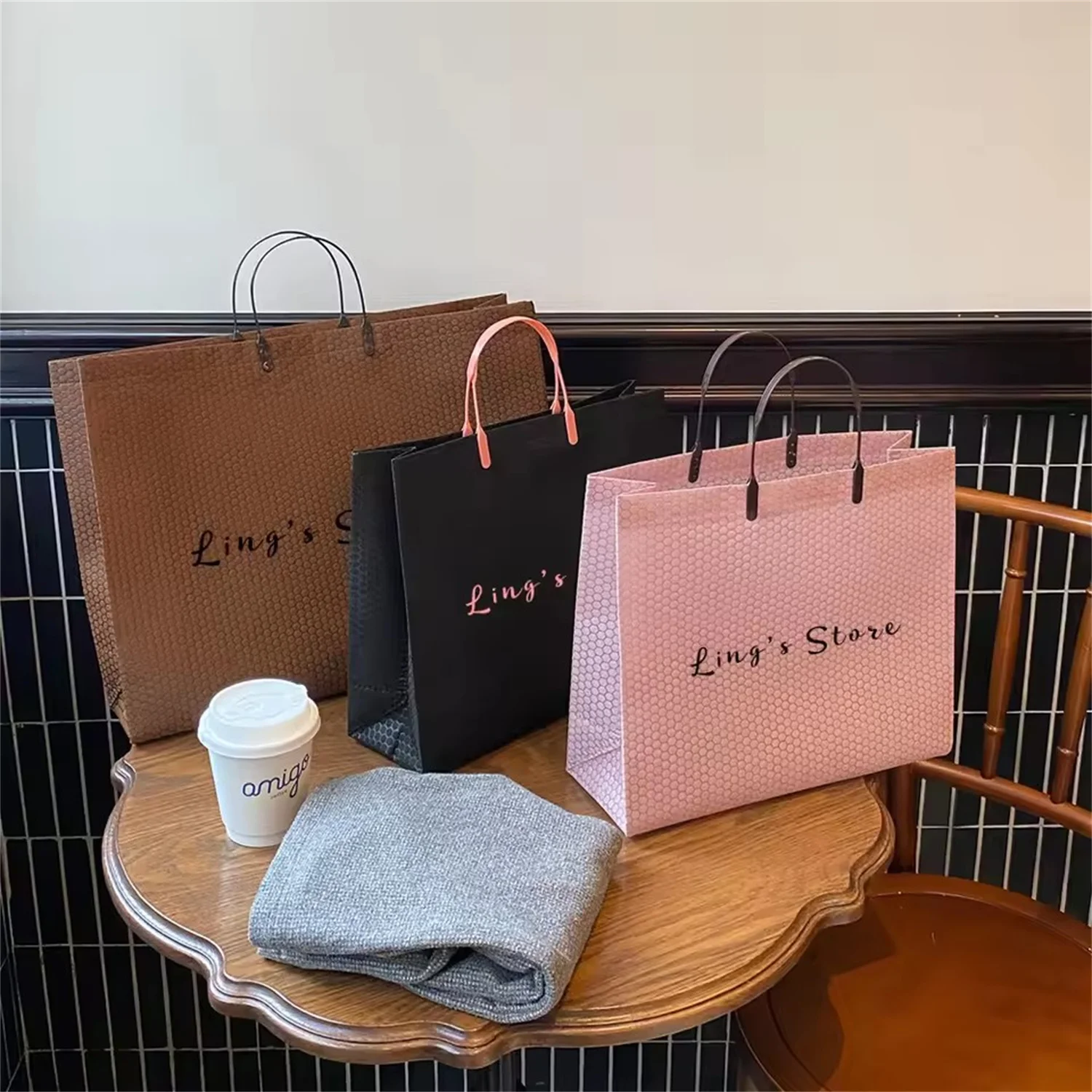 200 قطعة شعار مخصص مجوهرات حمل الحقائب غير المنسوجة فستان التسوق القماش تي شيرت مستحضرات التجميل هدايا الزفاف هدية الأحذية التعبئة والتغليف حقيبة يد