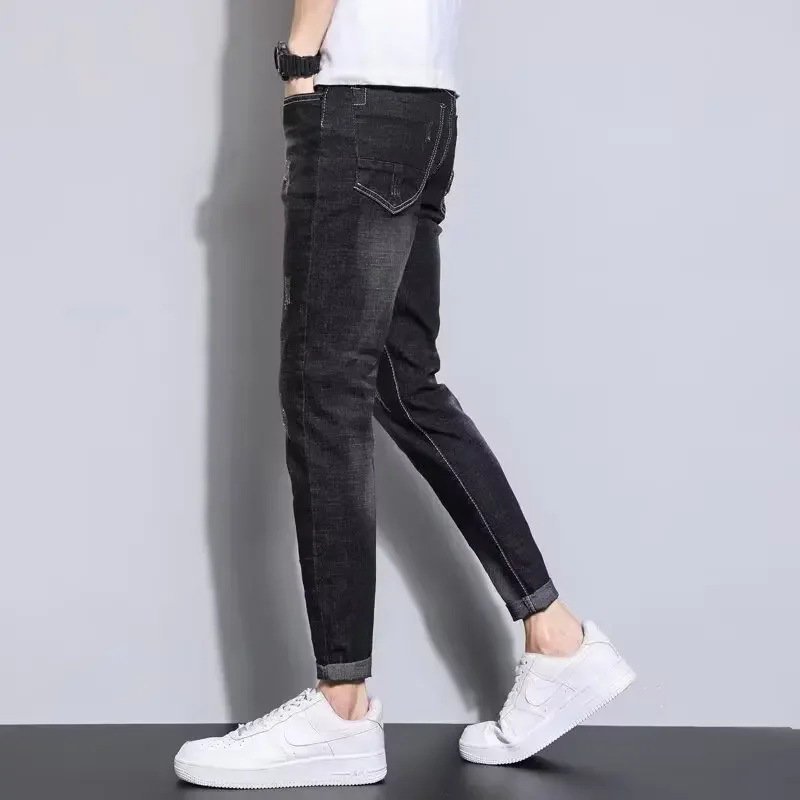 جينز رجالي موضة ربيع وخريف 2025 ممزق بقصة ضيقة سروال قصير ضيق الساق يومي غير رسمي يسمح بمرور الهواء ملابس الشارع الشهير