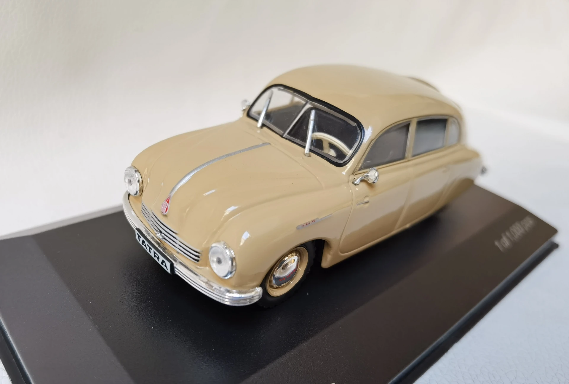 

Diecast Whitebox 1/43 Scale TATRA 600 TATRAPLAN Alloy Car Model Collectible Toy Gift Souvenir Display Ornament