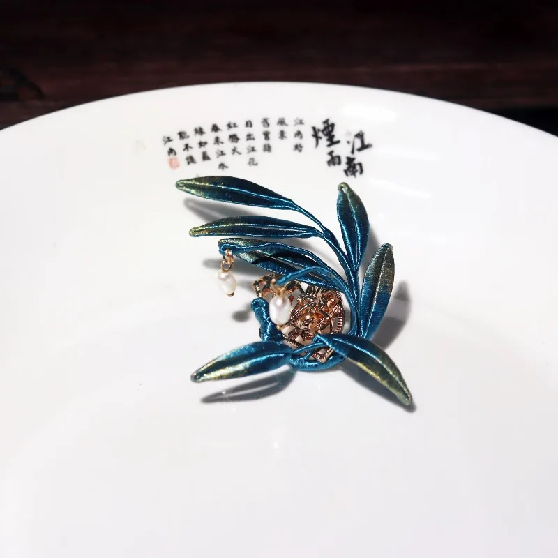 

Hand Wrapped Silk Bamboo Leaf Brooch Artistic Unique Refreshing Style Pin for Women Daily Wear Vintage Handmade Beautiful Gift