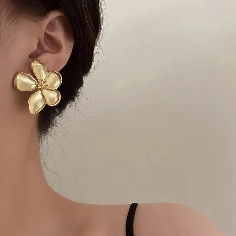 Vintage Gold Color Matte Texture Metal Flower Earrings for Women Girls Fashion Party Jewelry Gifts 2024