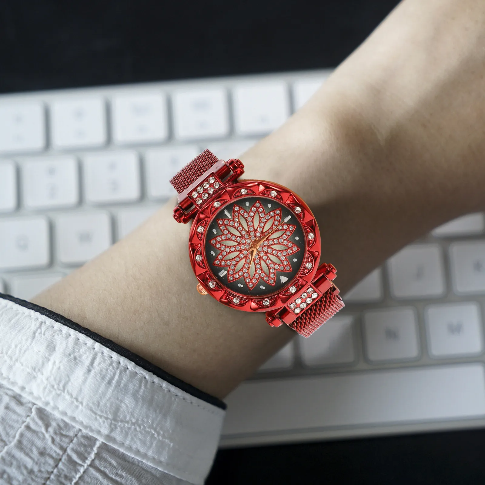 

Модные женские наручные часы из нержавеющей стали с бриллиантами, повседневный шикарный дизайн, точный кварцевый механизм, универсальный стиль, подходящий к любому наряду.