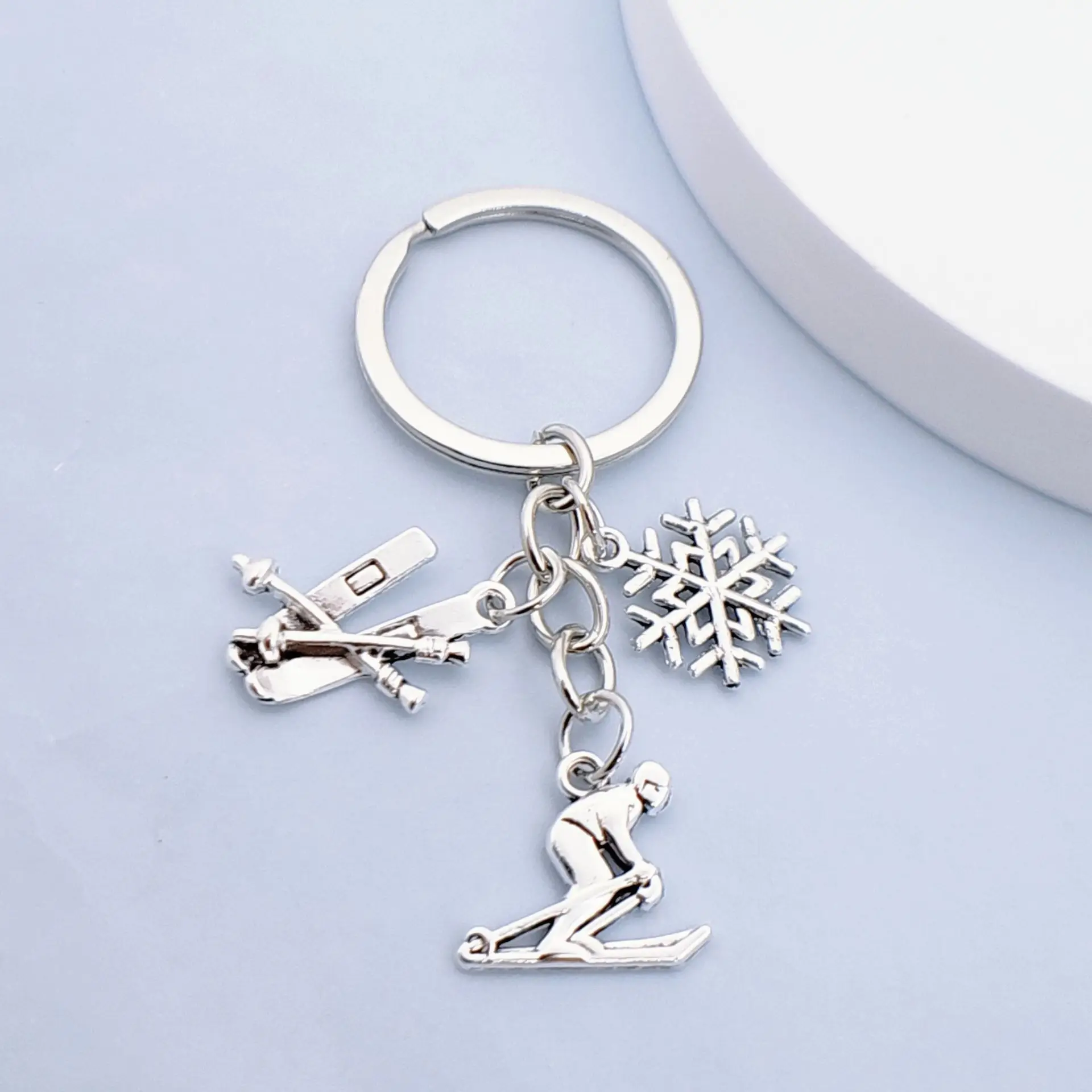 keychain skier Winter Sports Competition Ski Key Ring Skier Keychains Car Pendant Gift Snowboarder Skiing Souvenir