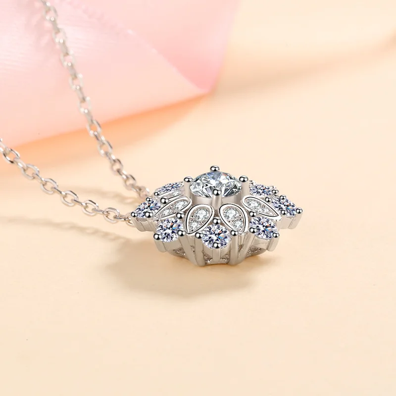 18K gold necklace for women 50 points sunflower four claws plated PT950 platinum moissanite luxury diamond fashion pendant