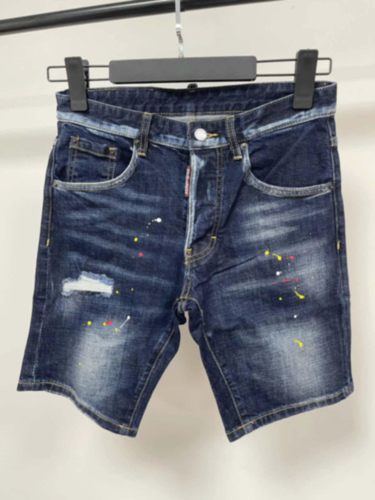 2024 Spring/Summer New D2 Jeans for Trendy Men with Worn Hole Patches, Paint Slimming, Micro Elastic Blue Denim Shorts for Men