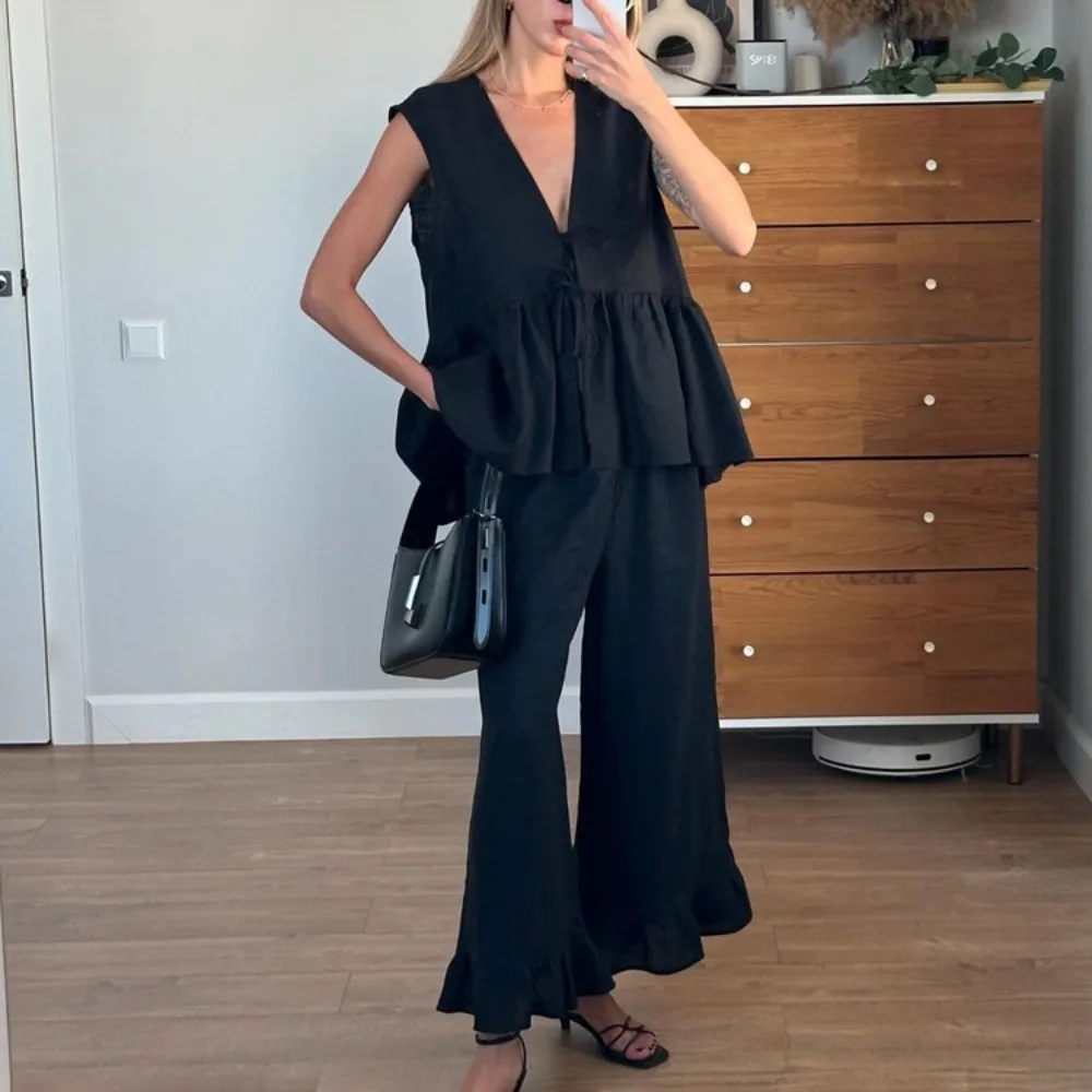 TWOTWINSTYLE Gespleißt Rüschen Zwei Stück Set für Frauen V-ausschnitt Ärmellose Weste Hohe Taille Flare Hosen Casual Anzug Weibliche Mode