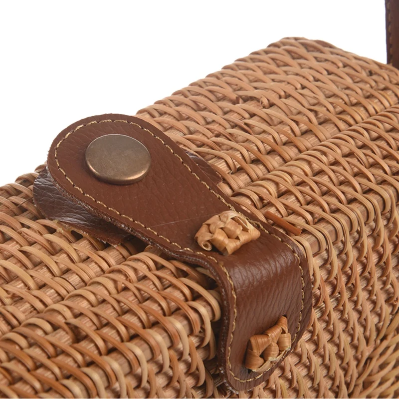 INS New Ladies Hand-Woven Satchel Square Rattan Retro Literary Hand-Woven Leather Buckle Package Bohemia Beach Messenger Satchel