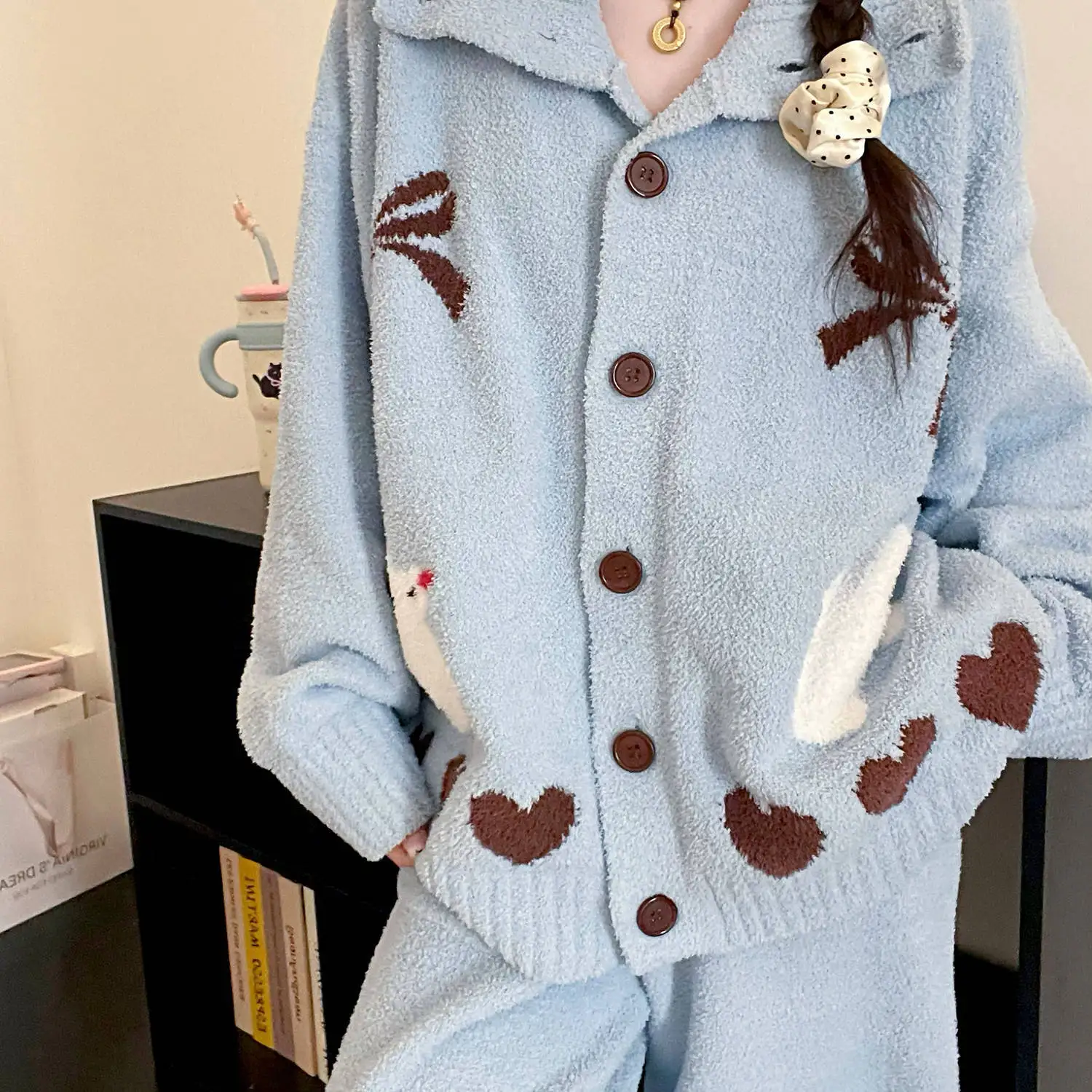 ライトブルーの甘い漫画風鳩柄ハーフベルベットレディーススーツ冬用ゆったりニットカーディガン+ズボン2点セットルームウェアパジャマ