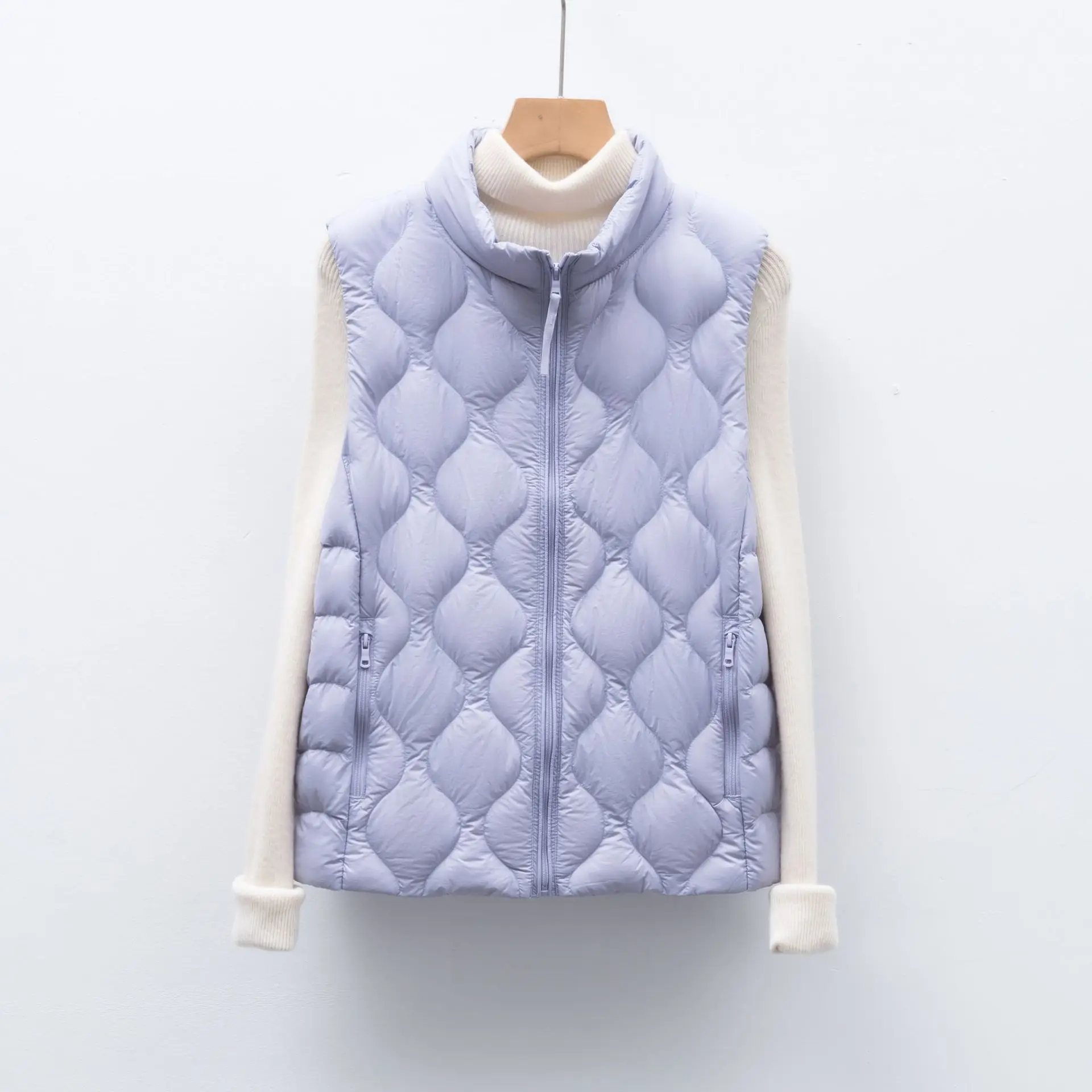 سترة ذات ياقة واقفة بتصميم مبطن مموج. مملوء بمعايير جديدة 90% للدفء الأنيق والخفيف الوزن.