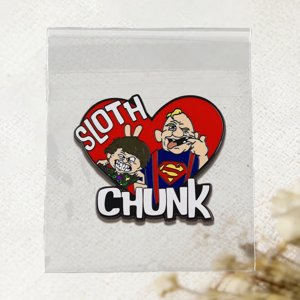The Goonies Hey You Guys Super Sloth und Chunk Herz-Brosche Anstecknadel Lustige Gruselige Emaille-Pin Cooles Klassisches Film-Fan-Geschenk-Abzeichen – Detail 11