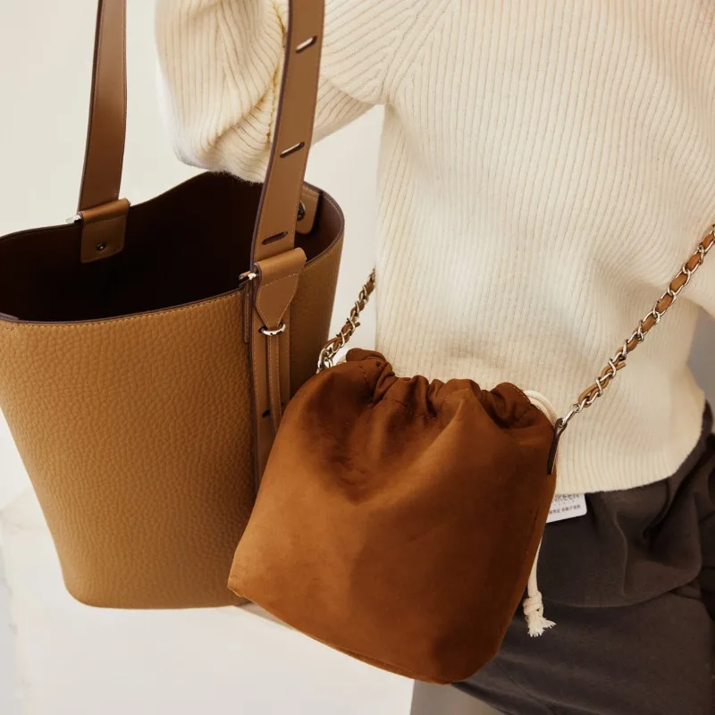 حقيبة كروس نسائية أنيقة مصنوعة من مادة النايلون، تصميم خفيف الوزن مقاوم للماء مع جيوب متعددة، مناسب للسفر يوميًا