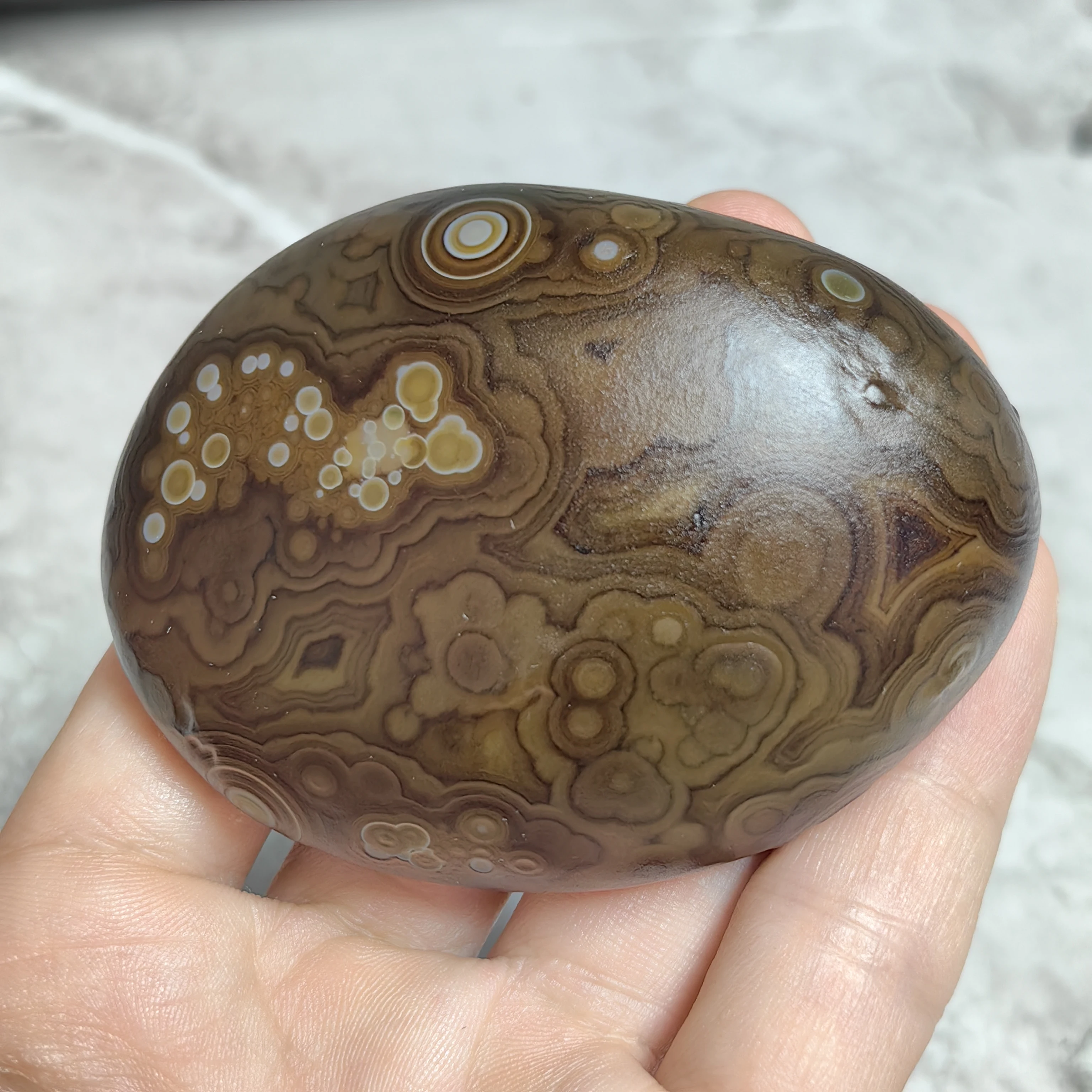Unique Eye-patterned Agate, Glossy Finish and Rich Texture, Ideal for Nature Lovers and Interior Decor
