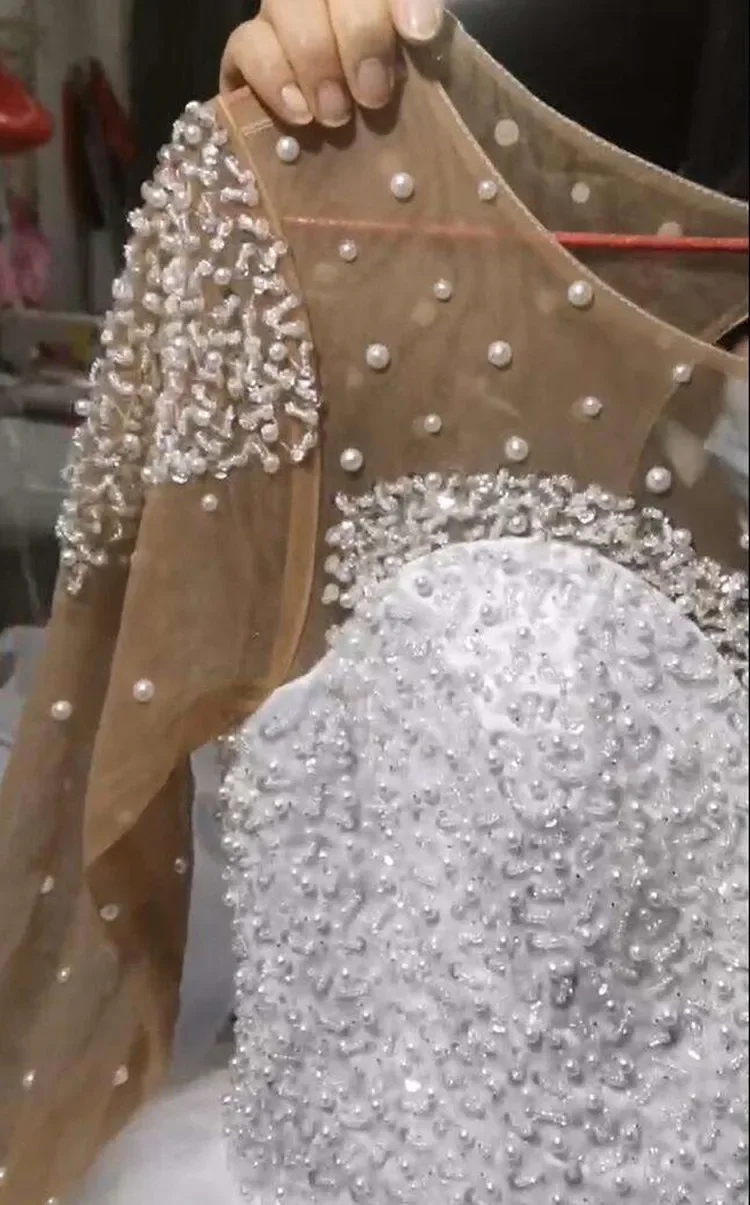 Abito da sposa personalizzato con perle scintillanti Abito da sposa Robe De Mariée Abito da ballo con maniche lunghe Abito da sposa di lusso gonfio