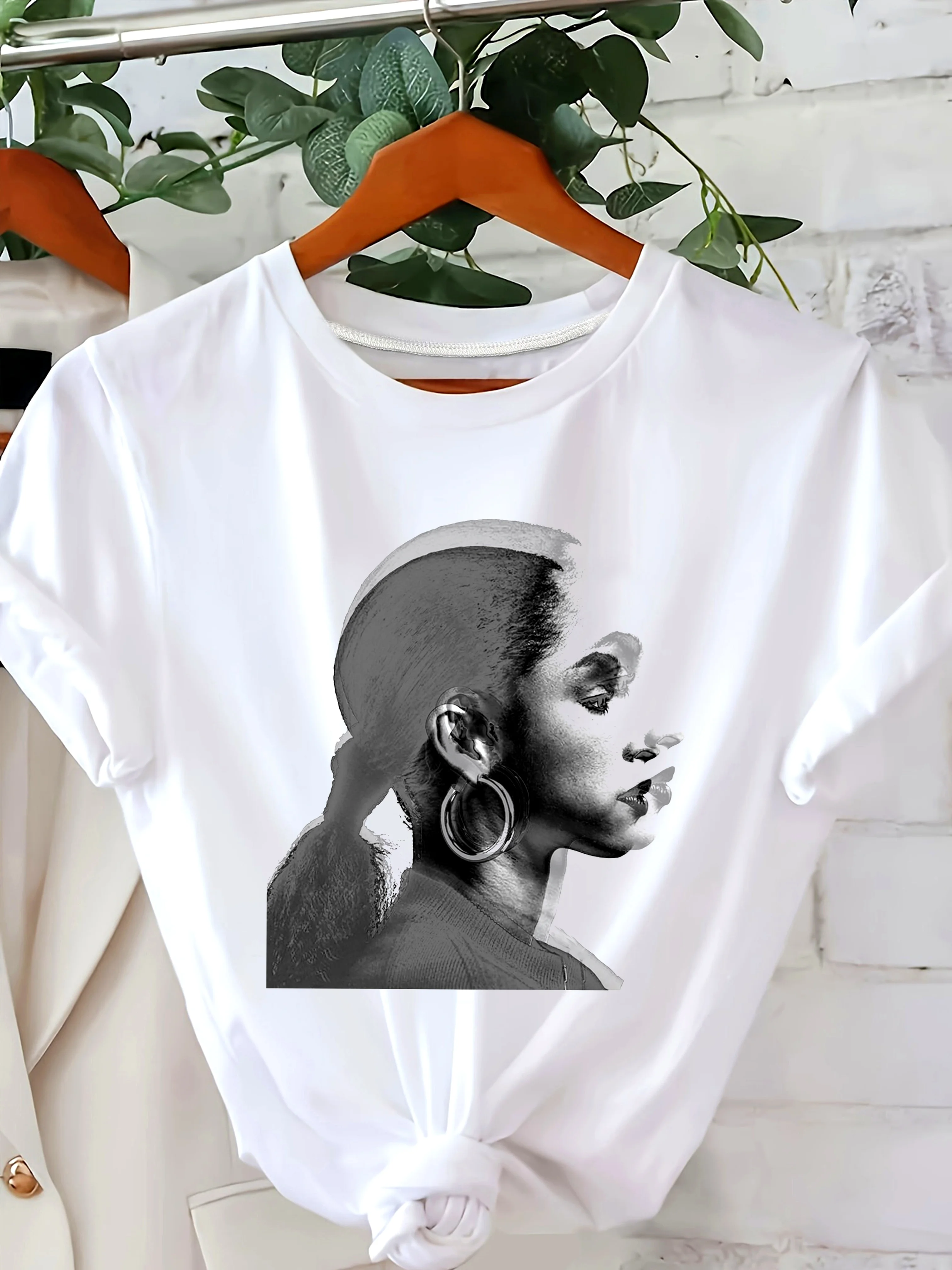 

Vintage-Inspired Portrait Print Crew Neck T-Shirt - 100% Polyester Knit Fabric, Classic Fit for Young Style Versatile Tee