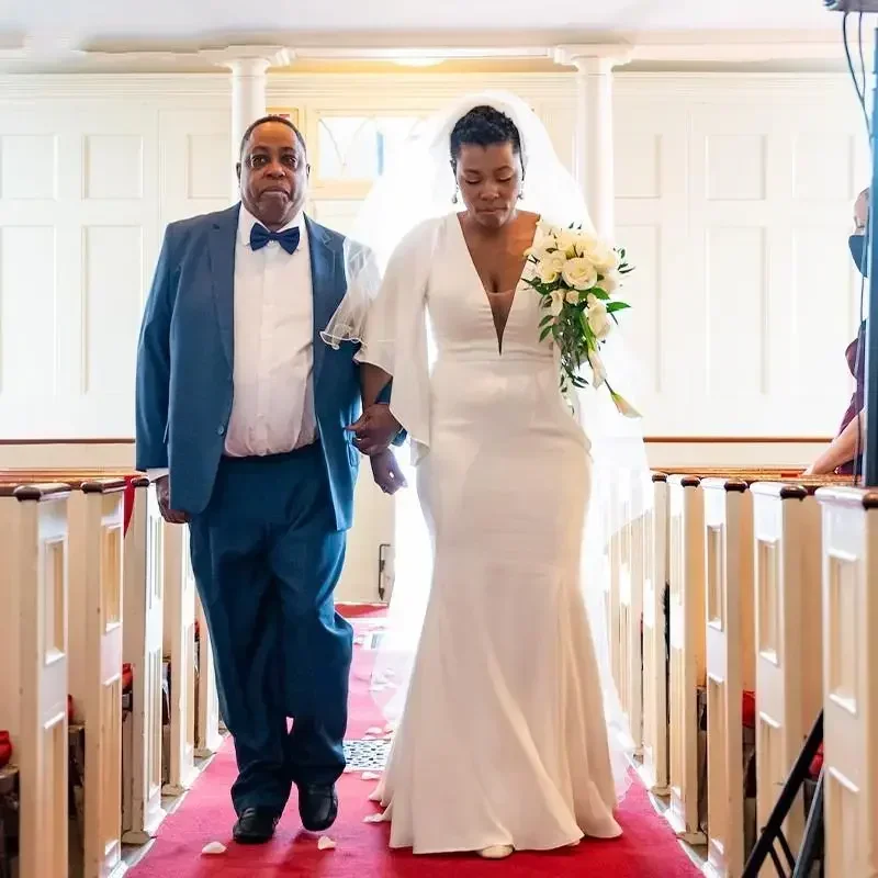 Abito da sposa in raso con scollo a V profondo personalizzato Sweep Train Abiti da sposa Maniche ad aletta Bottoni senza schienale Abito da sposa sul retro