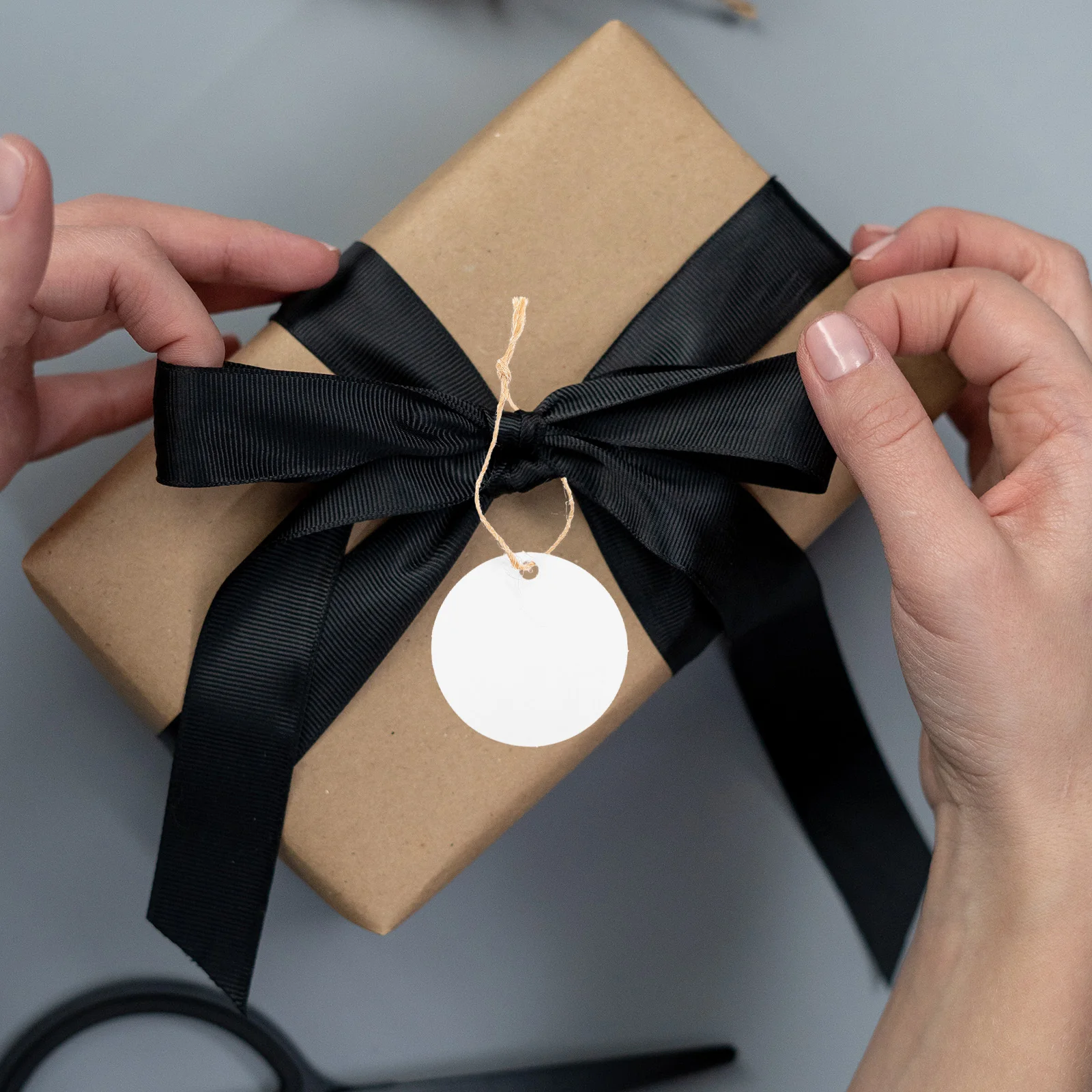 

1Set Multi-Use Gift Tags Round Blank Paper Labels with Hole for DIY Greeting Cards Craft Embellishment Present Packaging