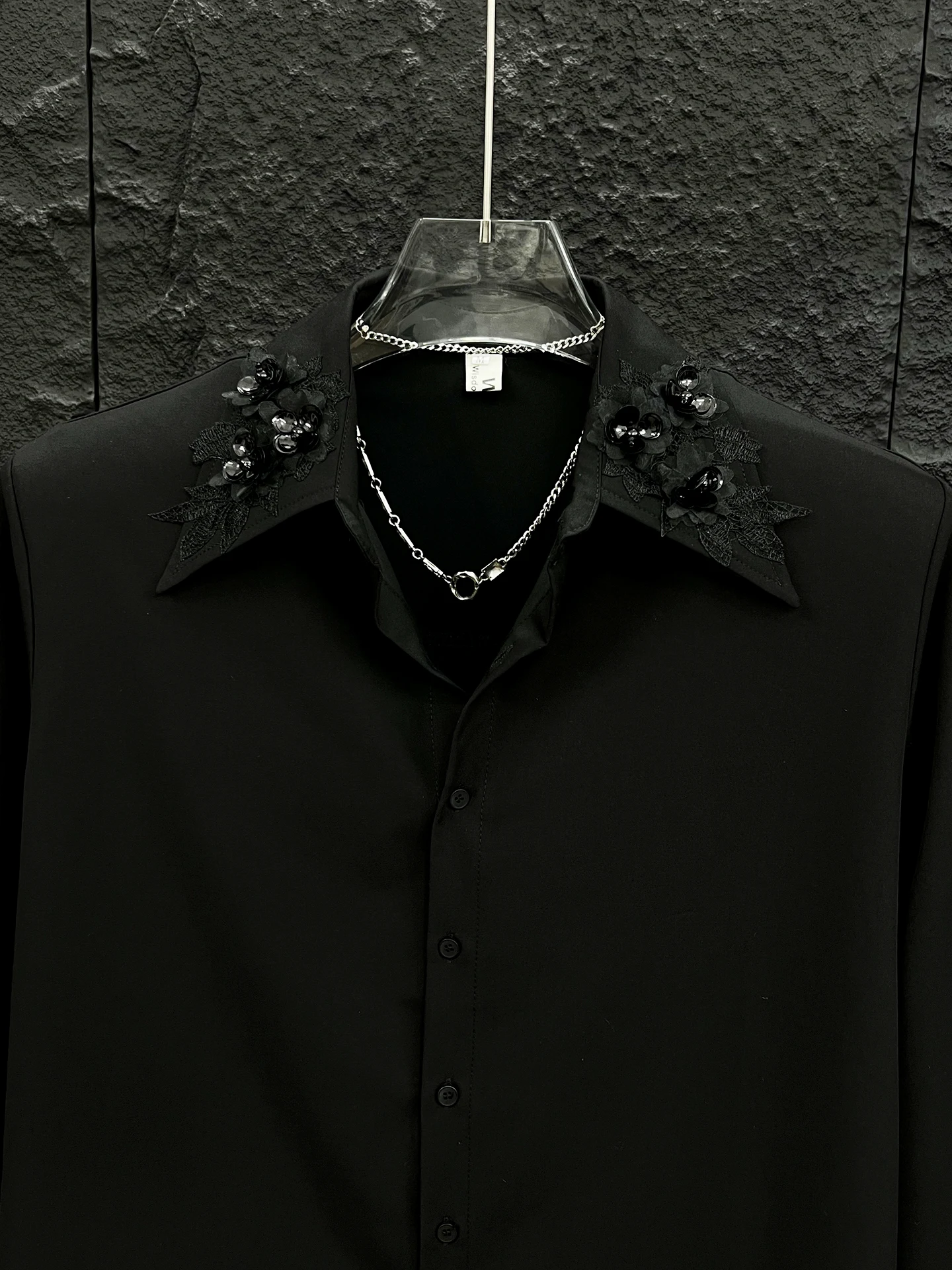 고급 입체 자수 셔츠 남성용 2025 가을 신상 멋진 패션 탑스 단색 트렌디 숄더 패드 셔츠