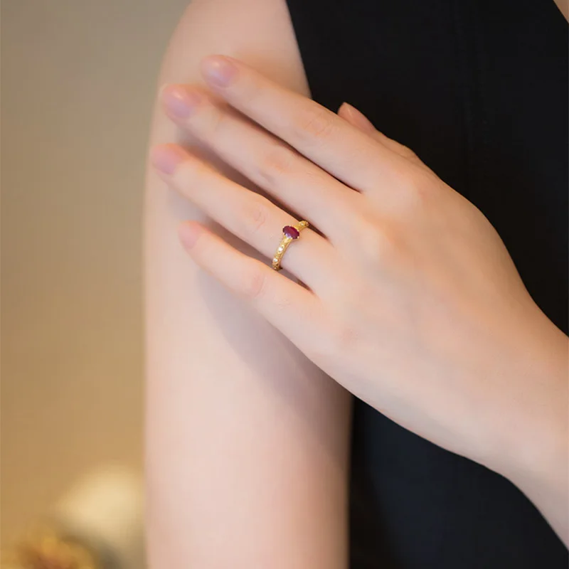 New 100% S925 silver gold-plated pigeon blood red oval 4 * 6 egg shaped ring women's French daily versatile wedding jewelry