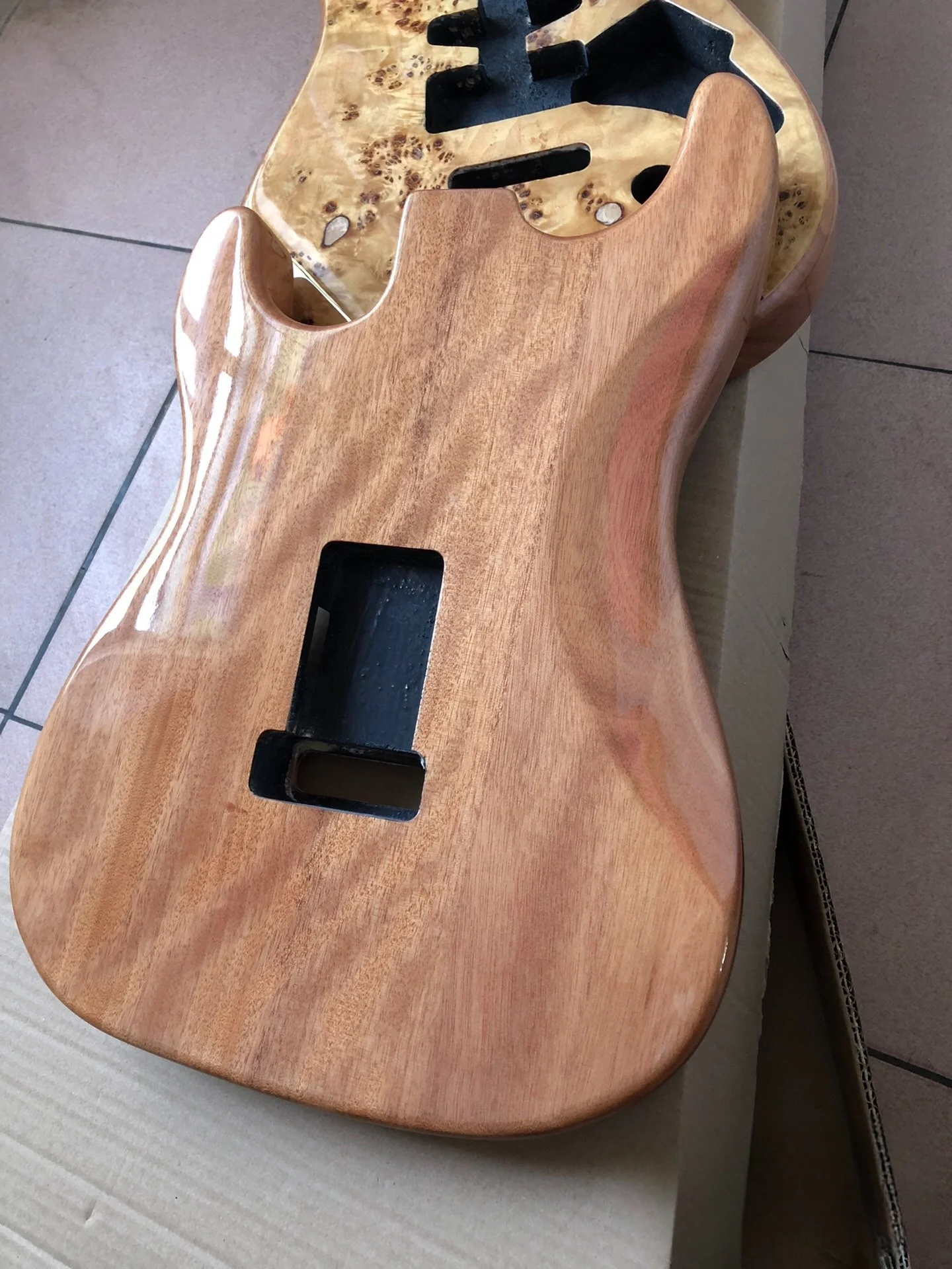 Electric guitar body, peach blossom core body material, tree scar wood grain veneer