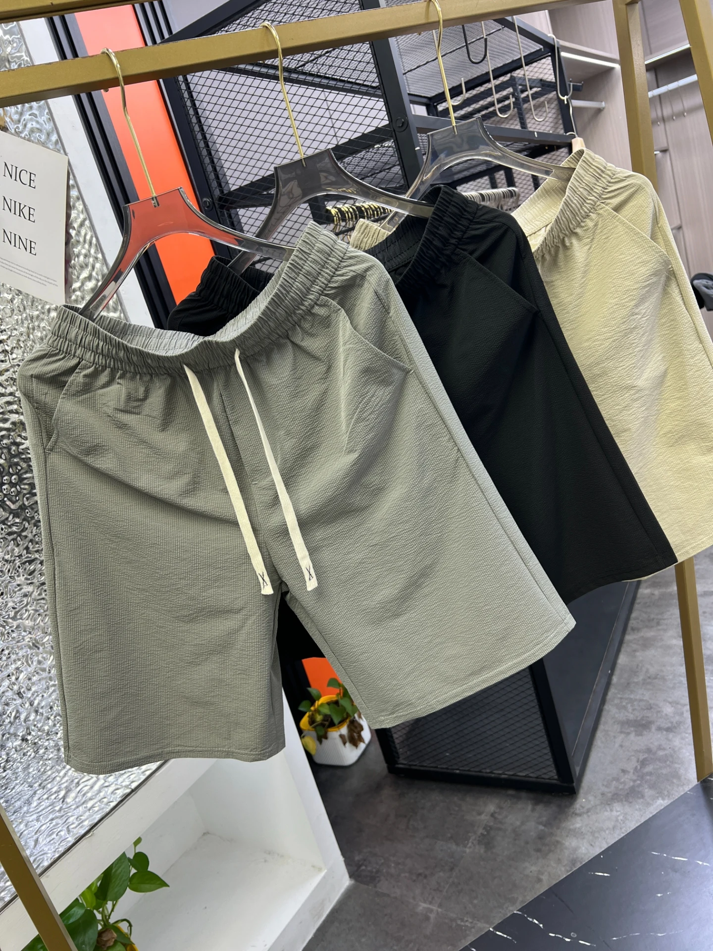 

Легкие мужские летние повседневные шорты из быстросохнущей дышащей ткани с текстурой «пузырьки», длиной до колена, не сковывающие движений