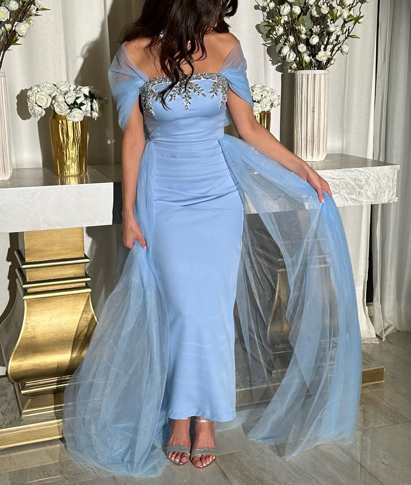 Abiti da sera personalizzati in jersey blu delicato Squisito abito da festa con scollo a barchetta in cristallo Temperamento con spalle scoperte P