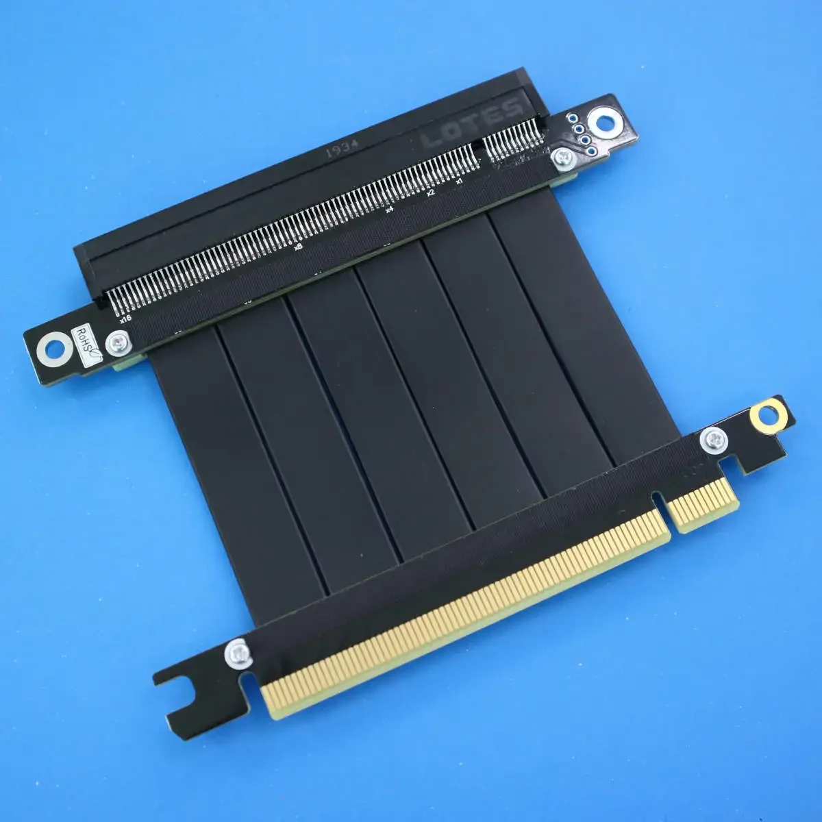 Przedłużacz PCI-E 3.0x16 karty graficznej ADT umieszczony w pionie na Pcie 16x w obudowie