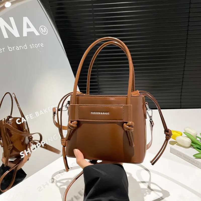 

Французская винтажная квадратная сумка 2025 года, новая нишевая сумка через плечо с минималистичным нишевым дизайном, через плечо для женщин