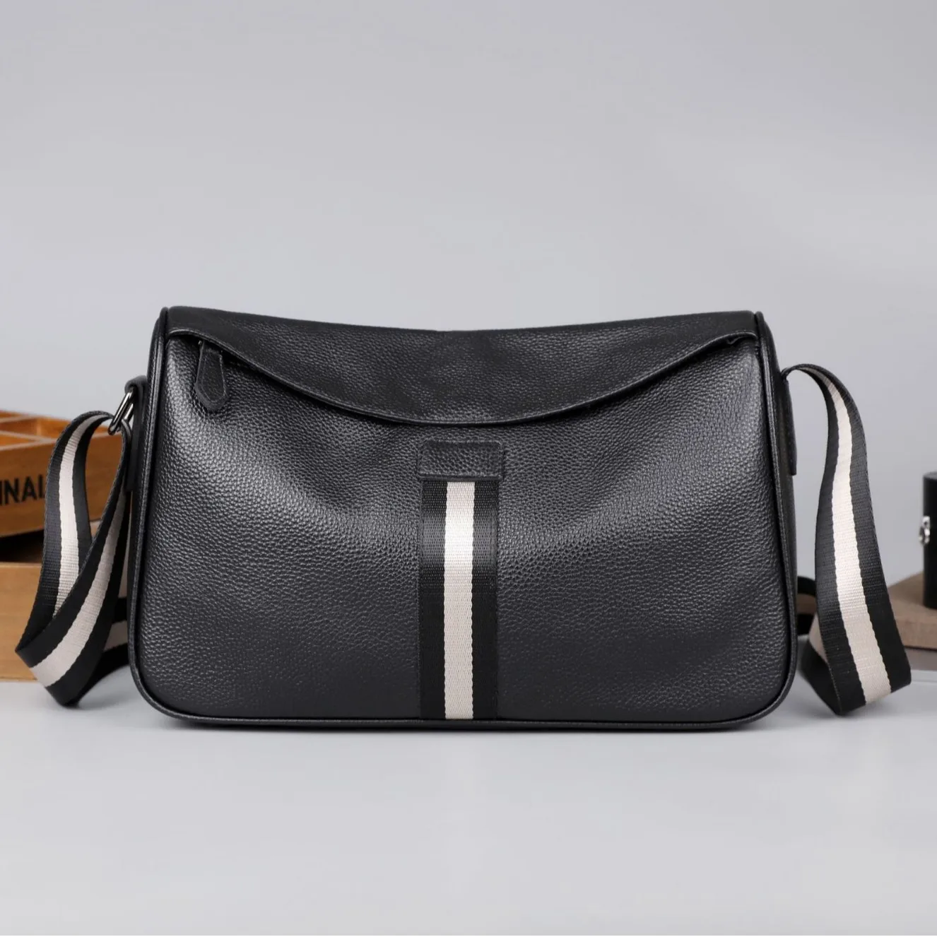 Genuine leather men's commuter single-shoulder bag with contrasting colors and large capacity horizontal travel crossbody bag