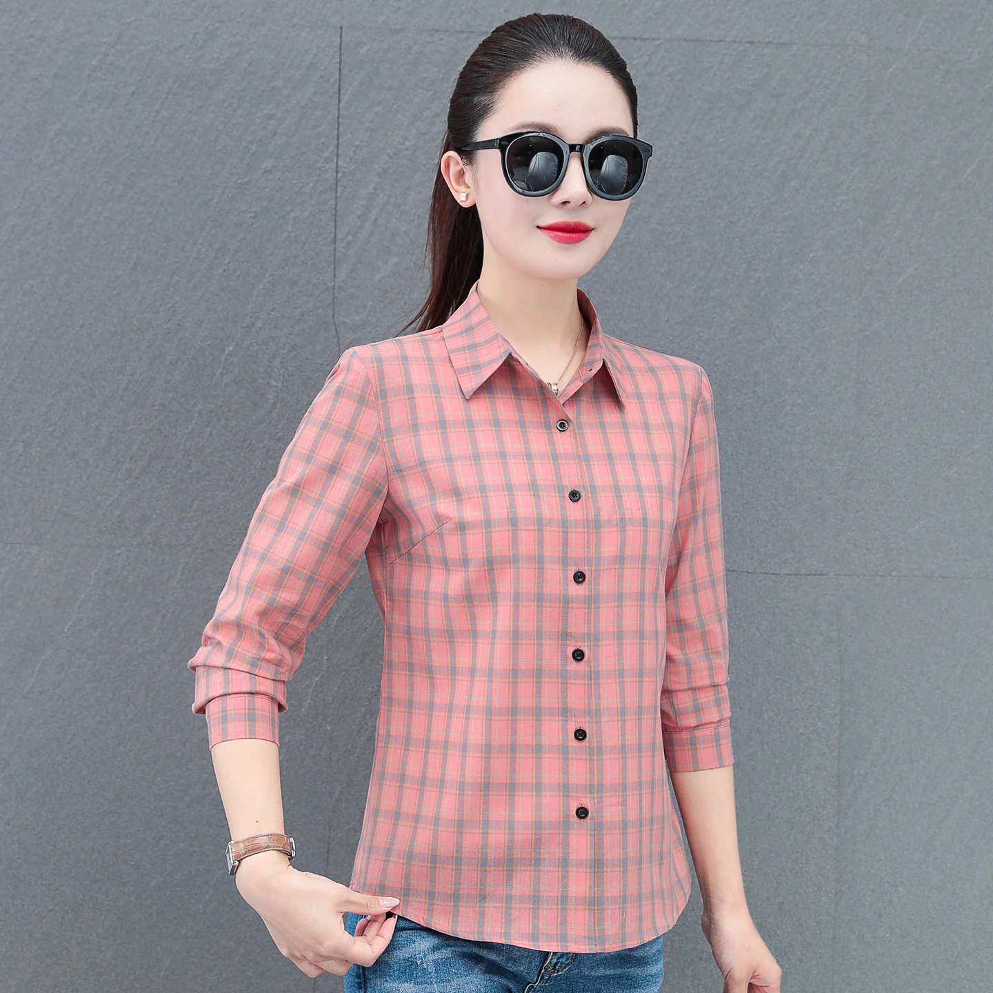 

Новый женский кардиган в клетку для весеннего сезона: удобный, универсальный, с отложным воротником, модный повседневный топ с длинными рукавами.