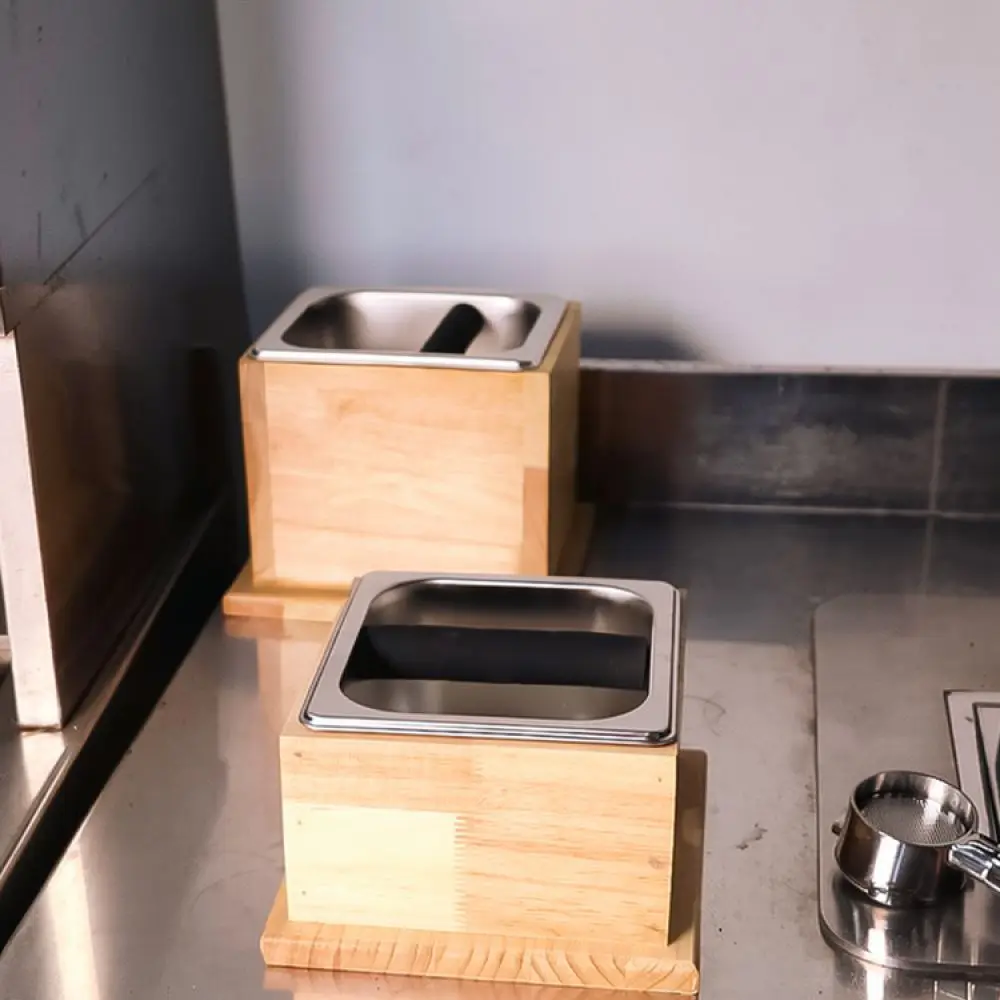 木製の底板が付いた、滑り止め加工のステンレス製コーヒーノックボックス。家庭用、キッチン用、バリスタ用具として、エスプレッソの粉を捨てるためのゴミ箱として最適。