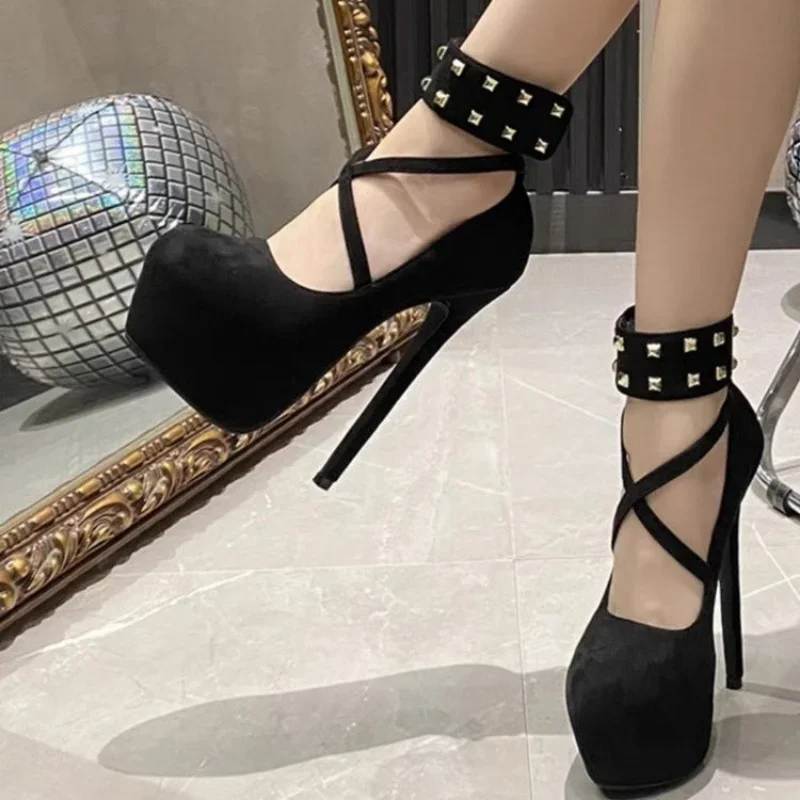 Scarpe da donna con tacco super alto e plateau, rivetti, tendenza, elegante, sexy, tacco a spillo, Lolita, spogliarellista, matrimonio, sposa, festa, lusso, rosso