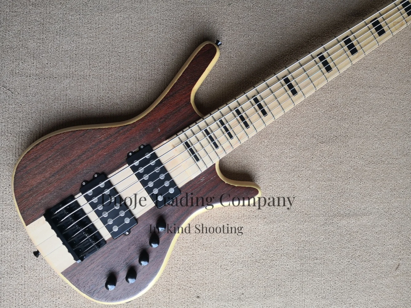 Customized 6 strings natural bass, fixed bridge, rosewood top, maple neck through solid body, HH pickups, black tuners