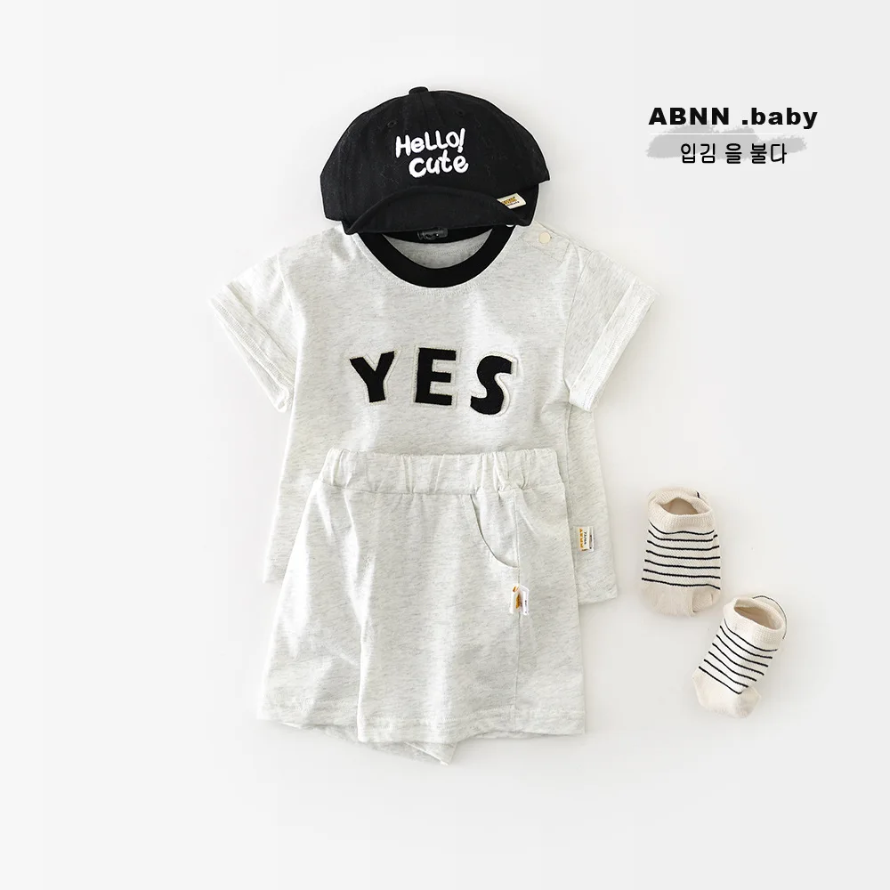 

Новинка лета 2025 года, детский комплект из 2 предметов с буквенным принтом и короткими рукавами для мальчиков и девочек в корейском стиле