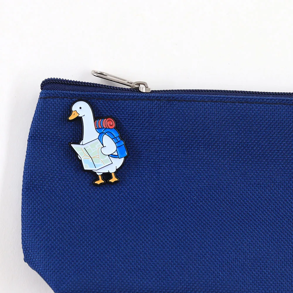 Niedliche Reisegans Emaille-Pin, Rucksack-Ente mit Karte, Brosche, Wanderabenteuer-Tier-Abzeichen, Kreativer Ansteckpin, Geschenk für Reisende – Detail 6