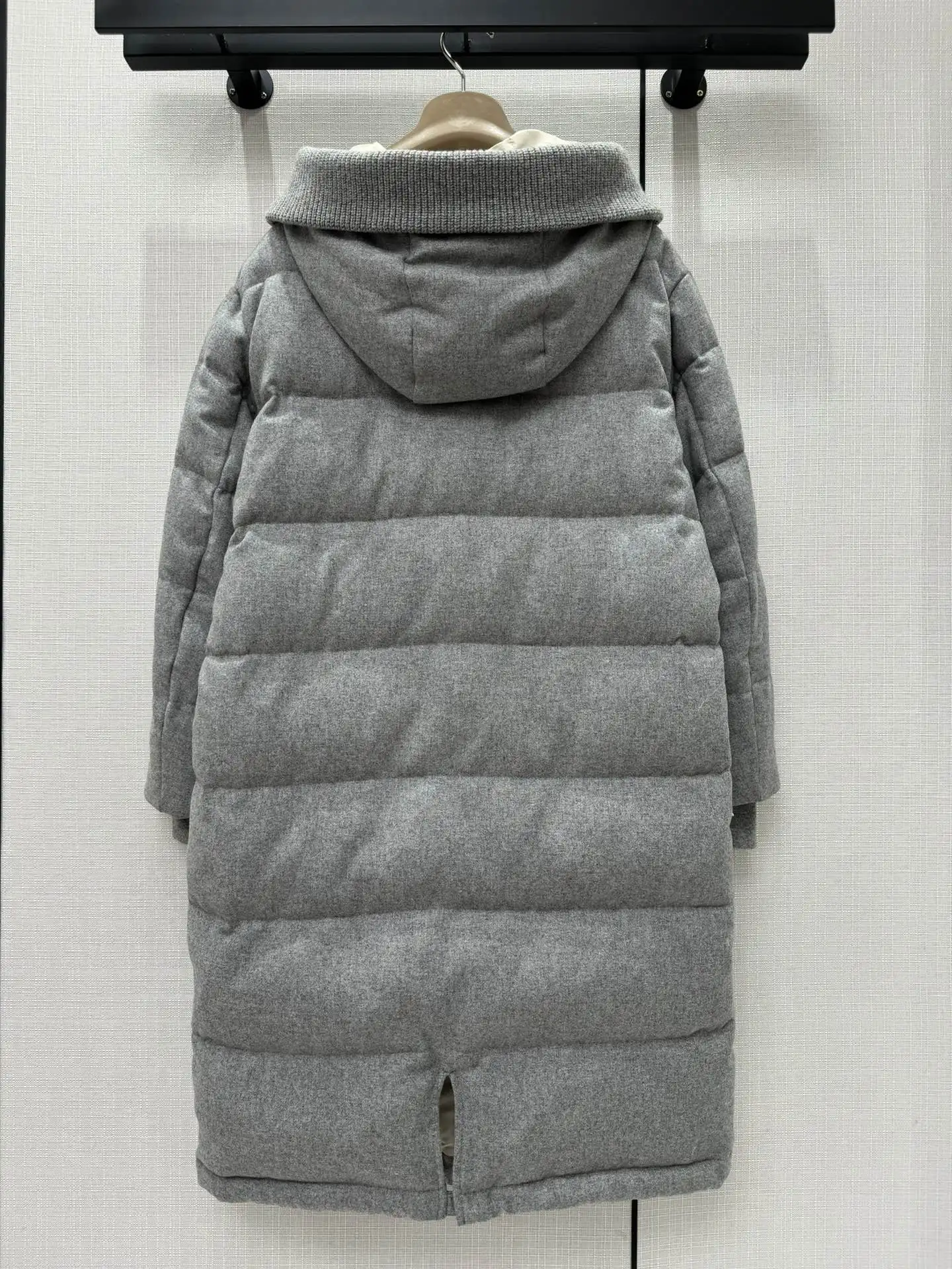 ملابس نسائية موضة 2025 سترة طويلة بسيطة مع ياقة مكدسة وتصميم أزرار خريف وشتاء جديد 1103