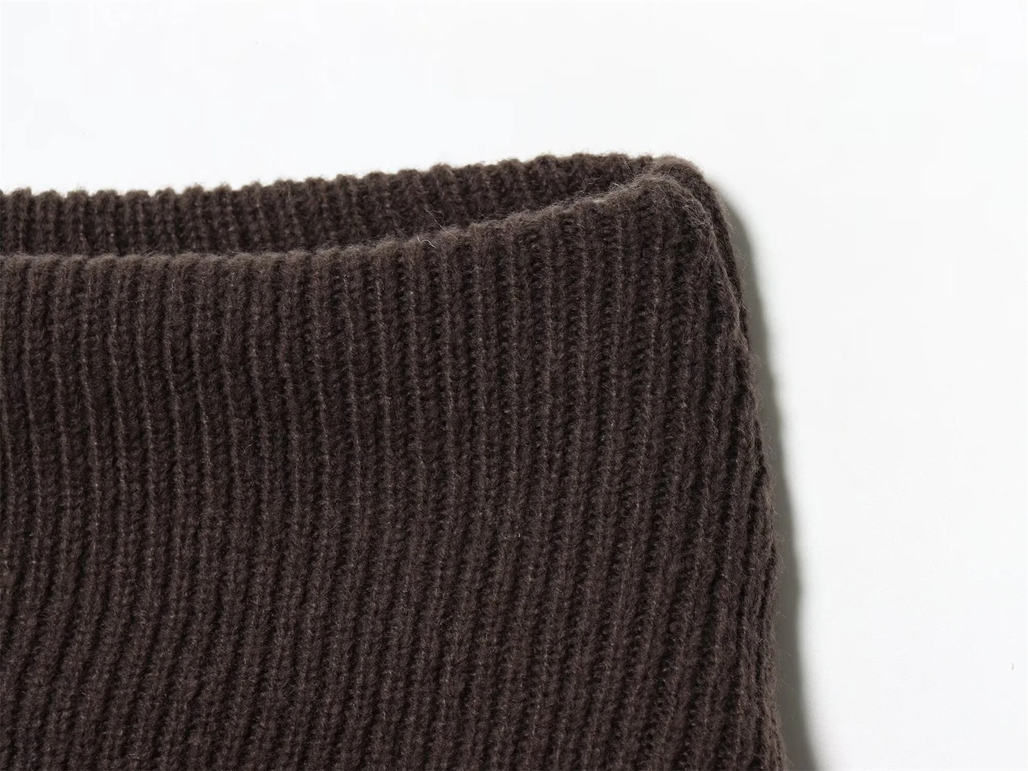 Damski sweter z dzianiny z kołnierzykiem w romby, kontrastowe kolory, miękki, przyjazny dla skóry, przyciągający wzrok element do warstwowego stylizowania.