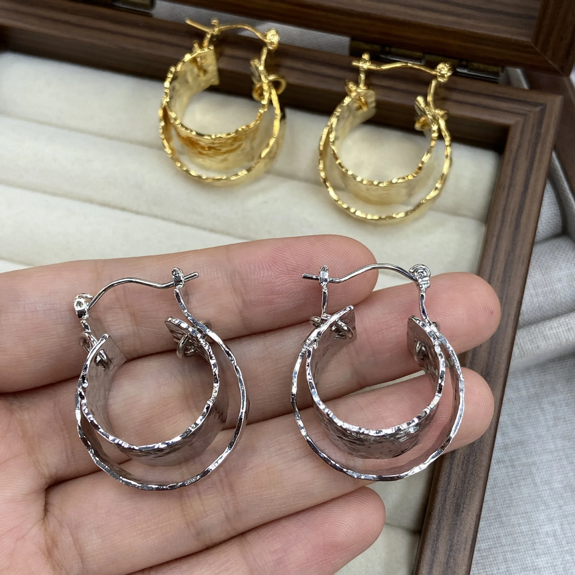 New Double Layer Wrinkled Circle Earrings for Women, Retro Elegant Two-tone Hoop Earrings Fashion Jewelry