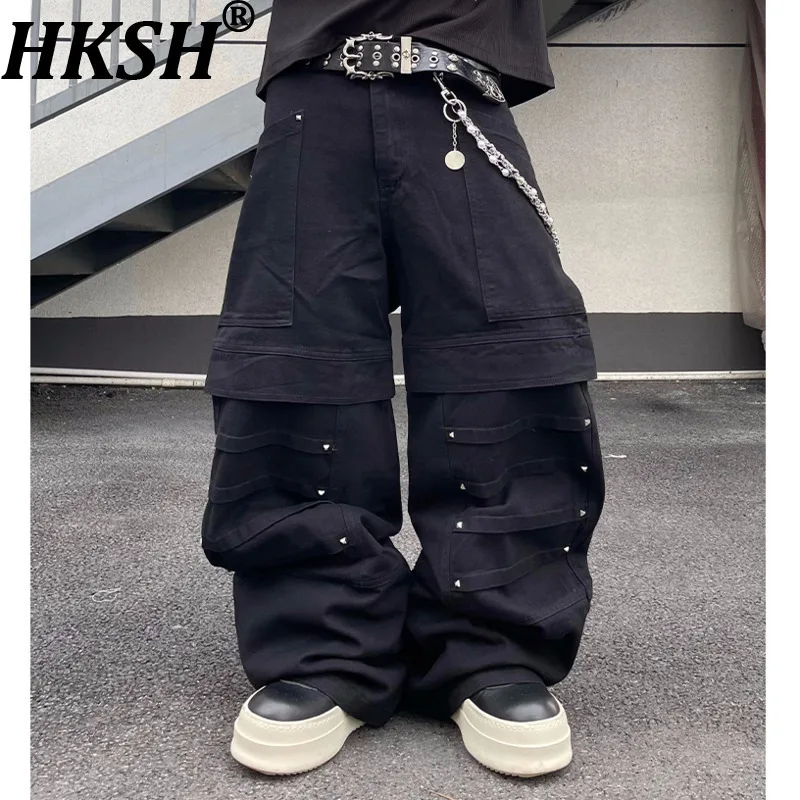 

HKSH Весна Осень Новые мужские брюки-карго в стиле сафари с заклепками и лоскутными карманами Нишевый дизайн Шикарные свободные повседневные широкие брюки-карго в стиле панк HK14535