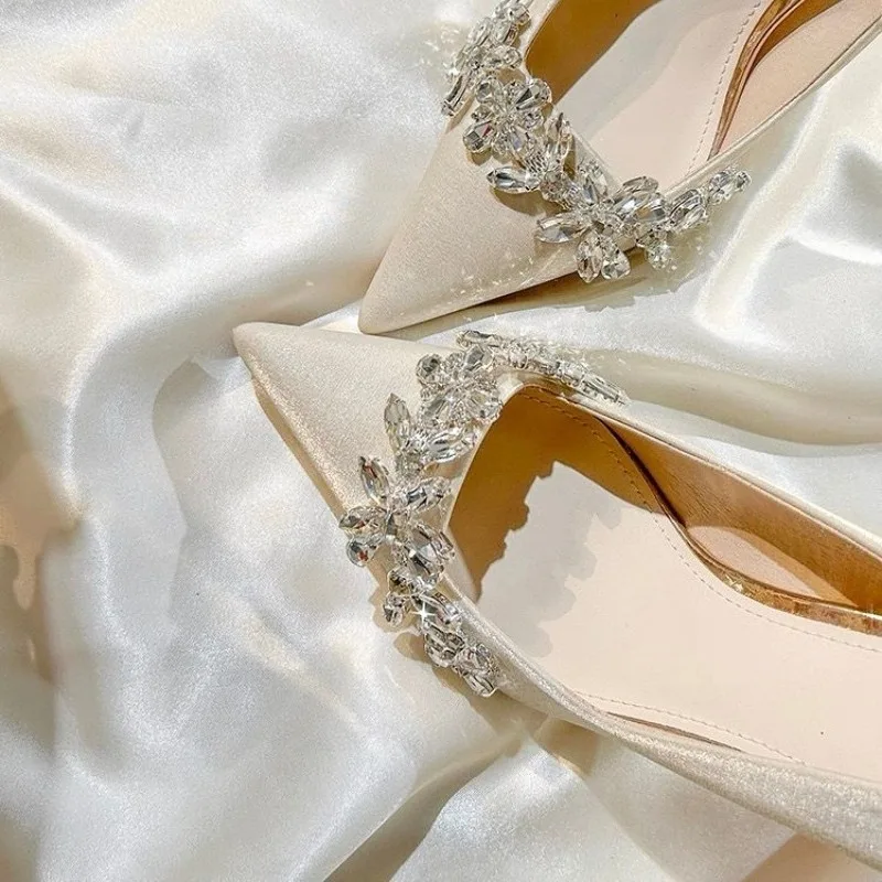 

Women's Slim Heel Shoes Autumn New Pointy Head Shallow Mouth Rhinestone Flower Slip-on Fashion High Heels