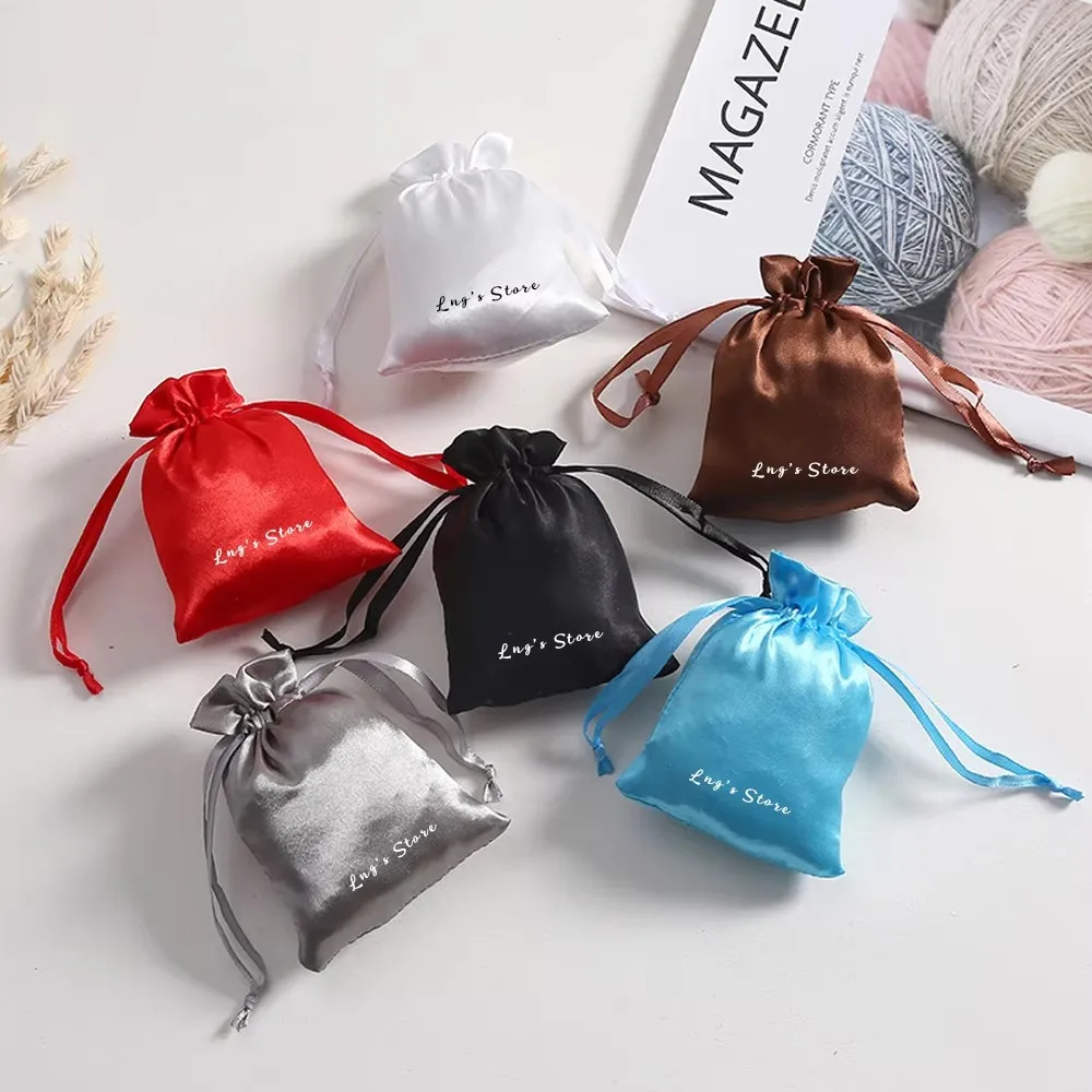 

100 шт., персонализированная упаковка с логотипом, шикарный атласный шелковый мешочек для свадебных украшений, колец, веревочная сумка на шнурке, подарочные пакеты, сумка для конфет