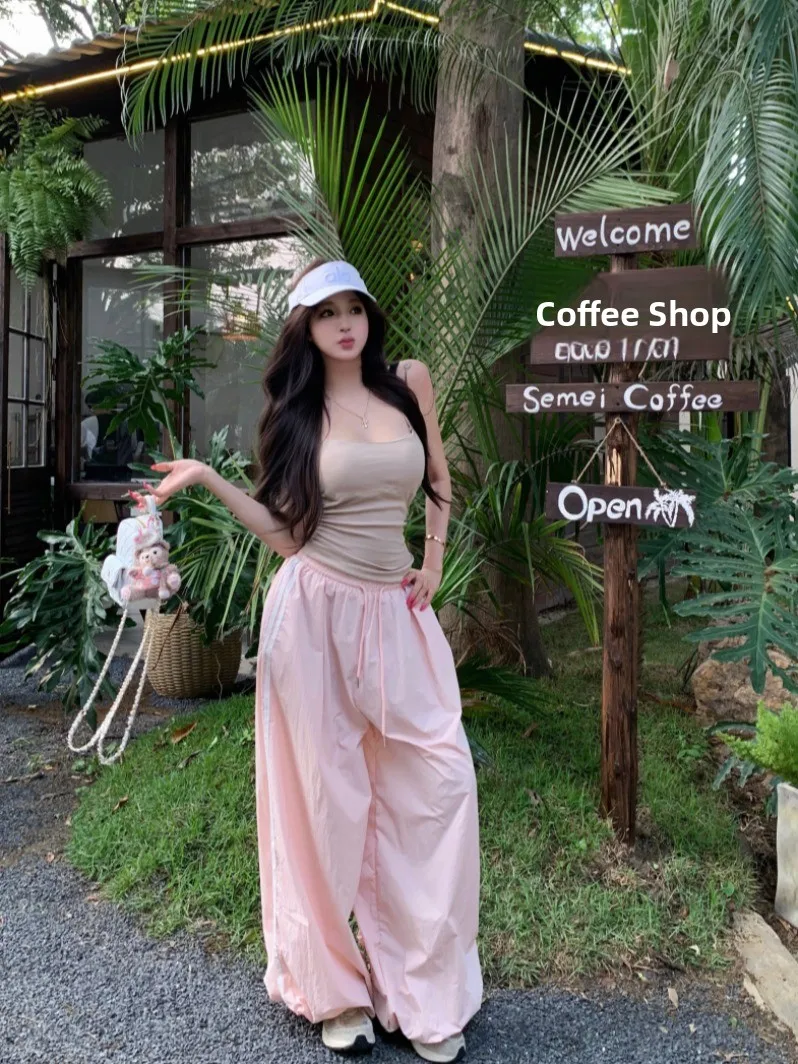 

Летний женский комплект в стиле casual: облегающий топ и широкие брюки свободного кроя, однотонный, с эффектом драпировки.