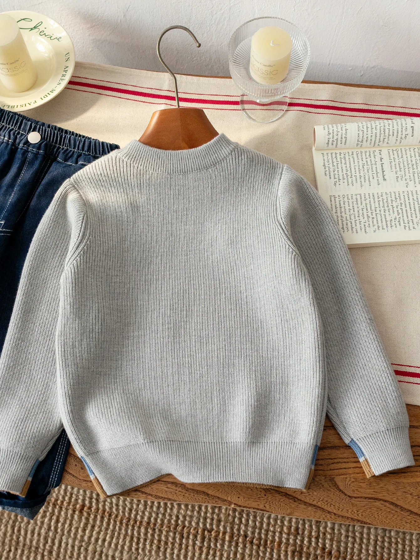 Boys' round neck long sleeved knitted contrasting casual pullover sweater suitable for campus daily use in autumn and winter