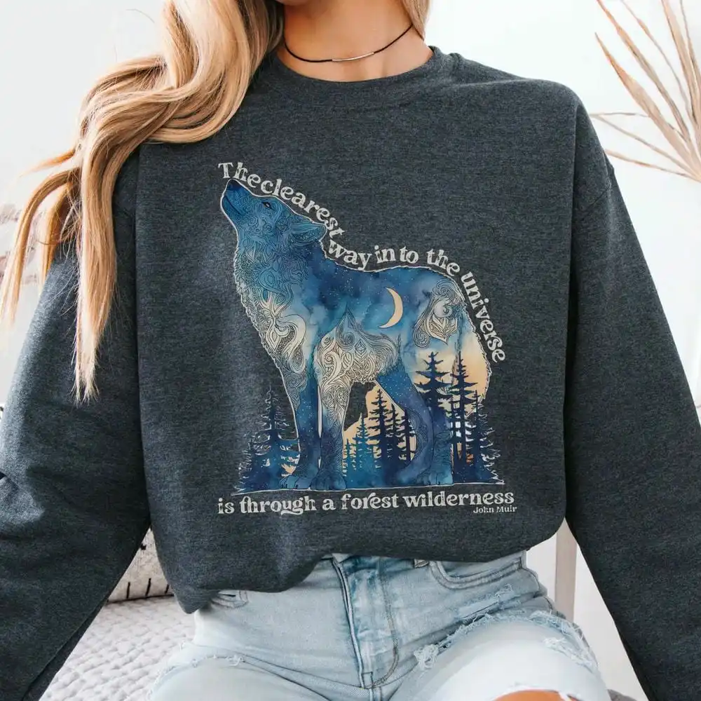 Vintage-Langarm-Fleece-Sweatshirt mit Rundhalsausschnitt. Lässiger Pullover „The Clearest Way In The Universe Is Through A Forest Wilderness“.