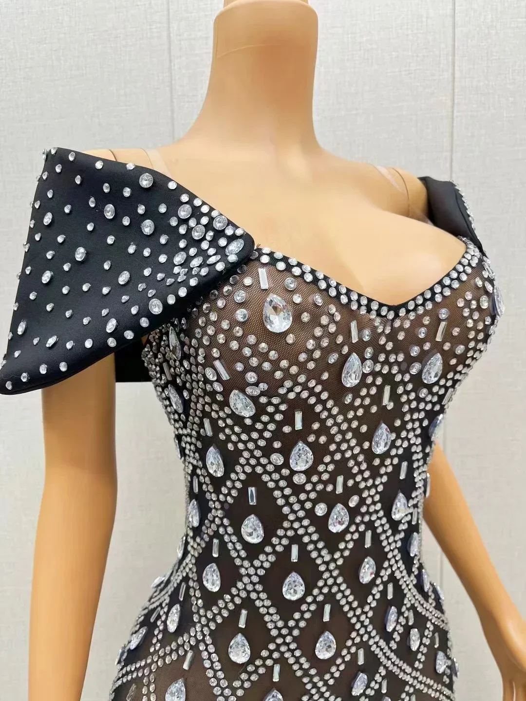 เพชร Celebrity Prom ชุดราตรีสีดําโปร่งใส Rhinestone ชุดยาวปิดไหล่คริสตัล Stage ถ่ายภาพเครื่องแต่งกาย