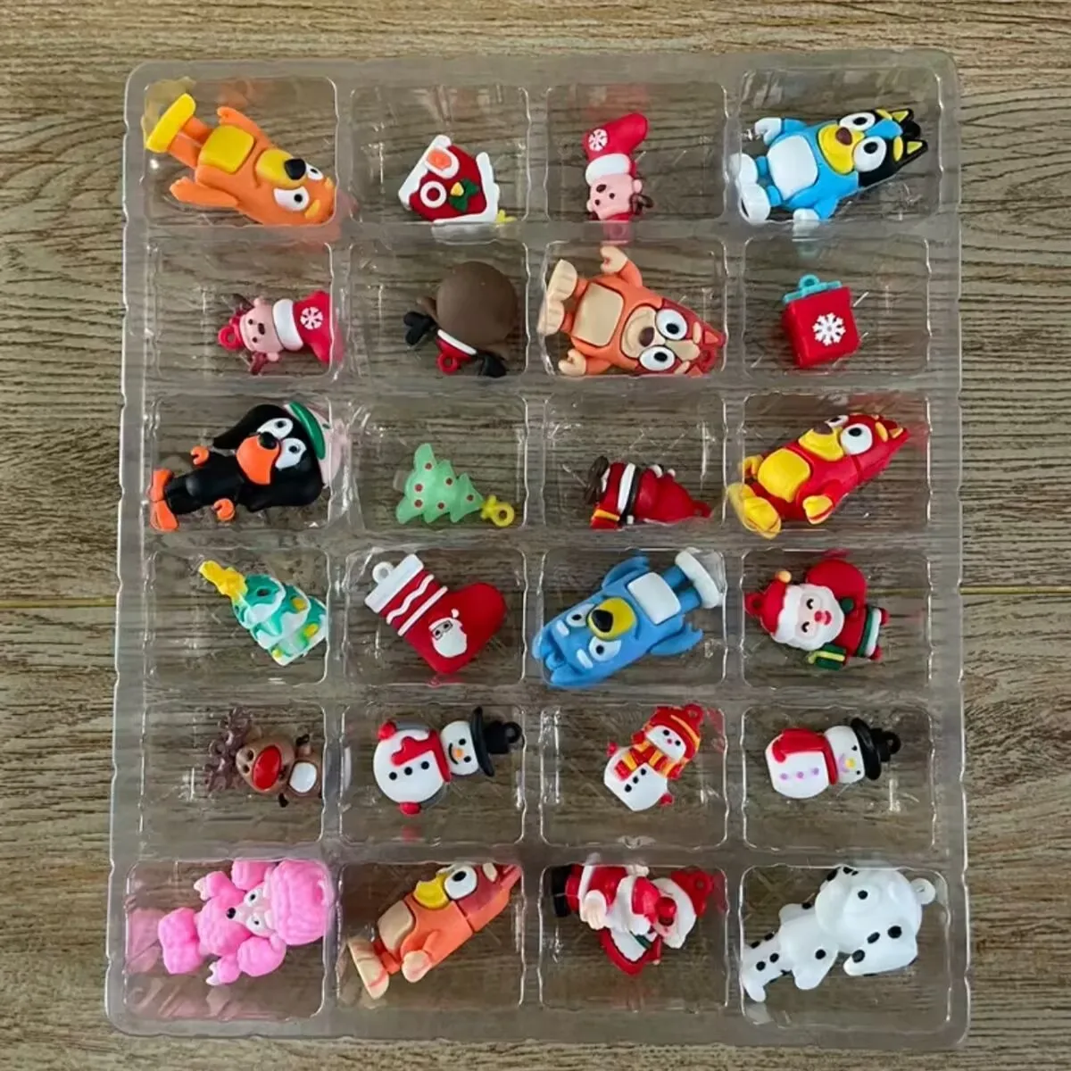 Popularny Prezent Niespodzianka Bluey Świąteczny Blind Box Gadżety Bluey Prezent Noworoczny Zestaw Lalek z Kreskówek Kolekcja dla Fanów Urodziny