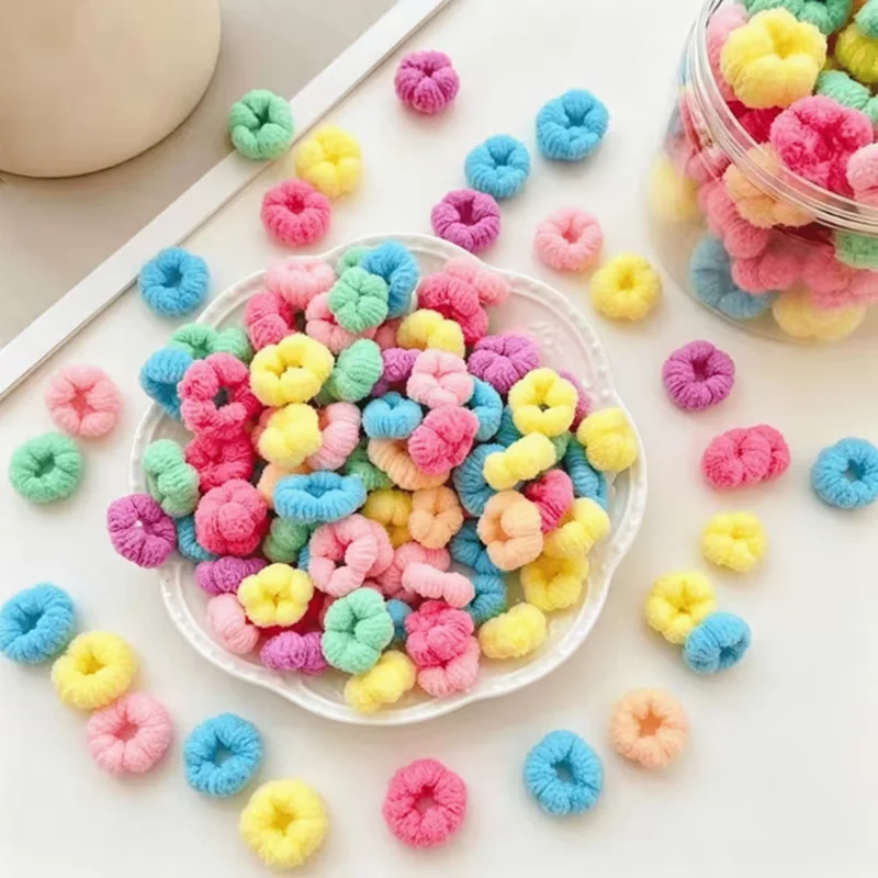100 Stück Mini-Plüsch-Haargummis, geeignet für Welpen und Kätzchen. Bunte, superweiche und dehnbare Tierhaarschnur – Detail 2